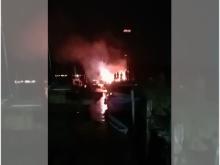 Kebakaran Hebat Hanguskan Kapal Pompong Nelayan di Dermaga Belibak, Anambas