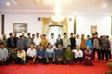 Pemkab Lingga dan BAKOMUBIN Serahkan Honorarium kepada 126 Mubaligh Ramadhan 1446 H