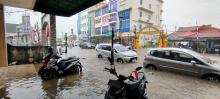 Jalan Bintan Kota Lama Tanjungpinang hingga Pasar Raya Terendam, Warga: "34 Tahun Baru Lihat Banjir di Sini!"