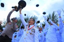 Usai Upacara, Wawako Tanjungpinang dan Petugas Lempar Topi!