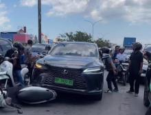 Mobil Lexus Tabrak Dua Motor di Simpang Gelael Batam, Ibu dan Tiga Anak Nyaris Jadi Korban