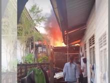 Kebakaran Hanguskan Rumah Kayu di Lorong Bunyu Tanjungpinang, 20 Personel Damkar Dikerahkan