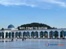 Wisatawan Kecewa Ikon Welcome to Batam Tertutup Bangunan, Masjid Agung Jadi Spot Foto Baru