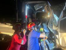 Damkar Batam Evakuasi Pasutri Terjebak di Mobil Usai Tabrak Pohon di Sembulang