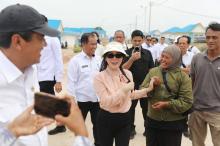 Li Claudia Chandra dan Menteri KKP Tinjau Calon Kampung Nelayan Merah Putih di Rempang
