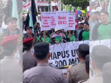 Unjuk Rasa Koalisi Rakyat Batam Tuntut Stop PHK hingga Hapus UWTO