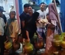 Langka! Lori Gas Subsidi Diserbu Warga Tiban Kampung