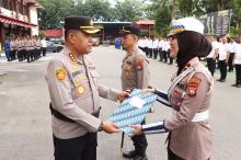 Polresta Barelang Beri Penghargaan Personel Berprestasi di Momen HUT ke-80 RI