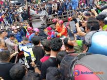 Ratusan Orang Tonton Kejadian Kecelakaan Maut Truk Crane di Tiban Centre