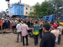 Rem Blong, Truk Crane Timbun Mobil di Tiban Polisi Evakuasi dan Olah TKP