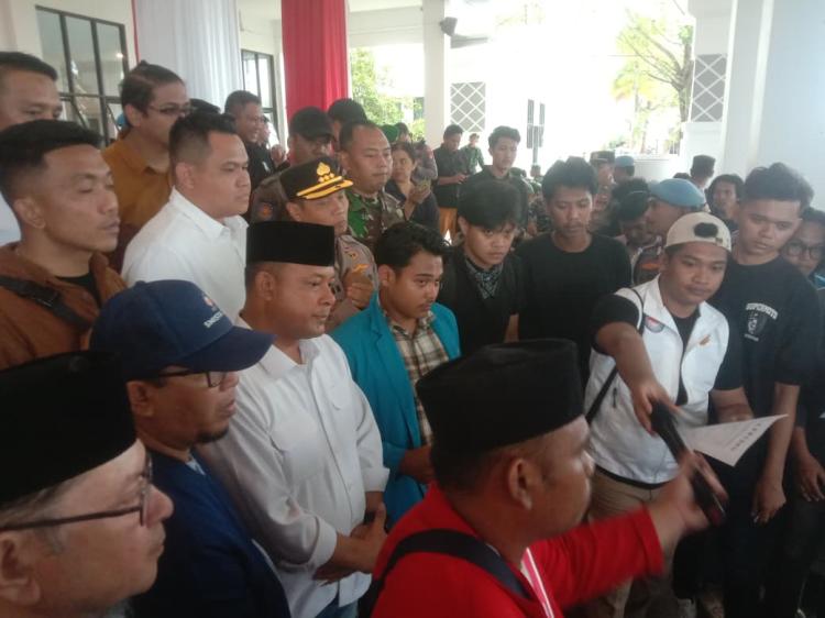 Usai Ricuh Ketua DPRD Kepri Temui Mahasiswa Demo, Ini 13 Tuntutan Mereka 