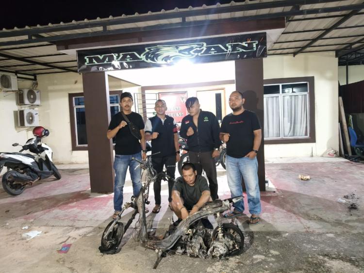 Cemburu Buta, Pria di Batam Bakar Motor Kekasih dan Ditangkap Saat Hendak Selingkuh di Bioskop