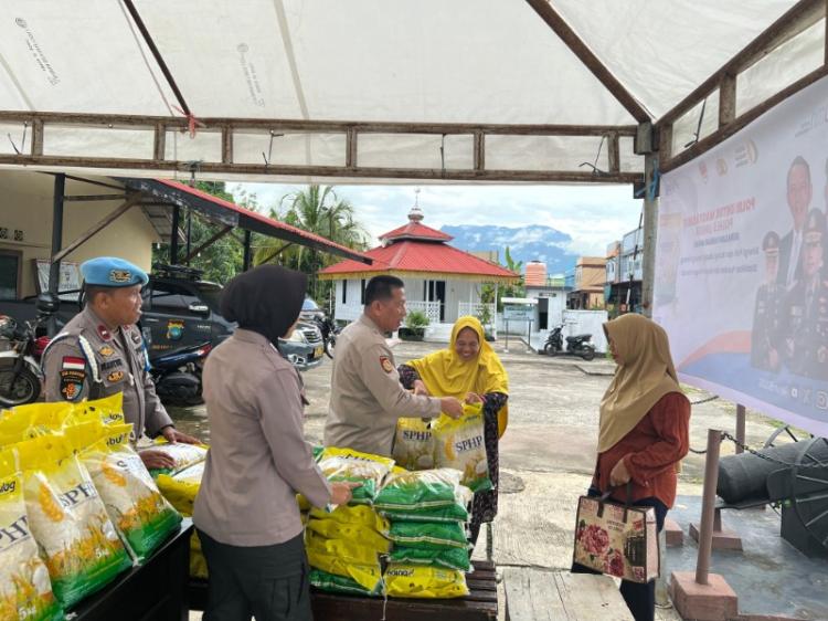 Polsek Daik Lingga dan Bulog Gelar Gerakan Pangan Murah, Beras dan Minyak Goreng Diserbu Warga
