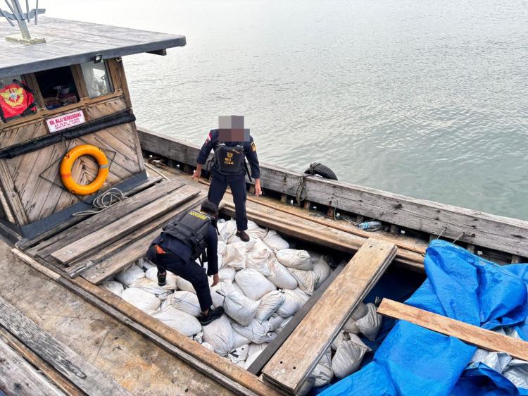 KM Maju Berkembang Ditangkap, 20 Ton Pasir Timah Ilegal untuk Thailand Disita Bea Cukai
