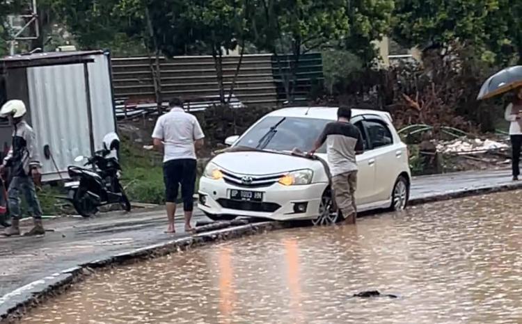 Dua Mobil Terperosok di Galian Proyek Islamic Center Batam Akibat Banjir