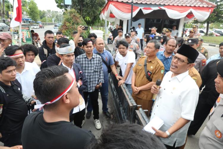 Ketua DPRD Batam Turun Langsung Temui Mahasiswa Demo Hak Kerja PT McDermott