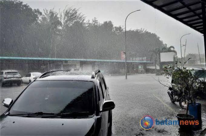 Batam Dilanda Hujan Disertai Petir, Kamis 11 September 2025: Warga Diminta Waspada!