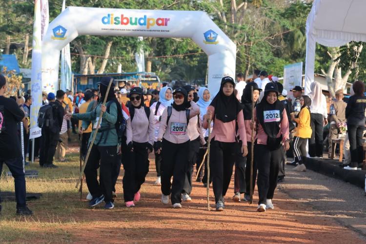 Lepas 500+ Peserta, Trekking Gunung Bintan 2025 Jadi Magnet Sport Tourism