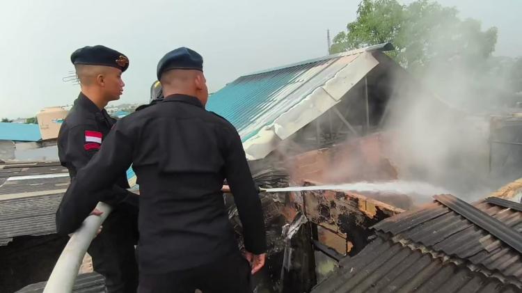 Kebakaran Rumah di Batam Rugikan Rp320 Juta, Brimob Kerahkan Water Canon