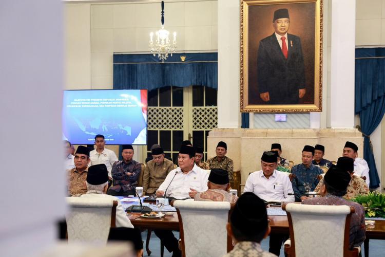 BREAKING: Prabowo Lantik Djamari Chaniago dan Erick Thohir, Ini Daftar Lengkap Pejabat Baru