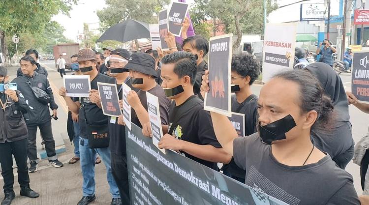Puluhan Wartawan di Jambi Boikot Polda, Protes Penghalangan Liputan Komisi III DPR