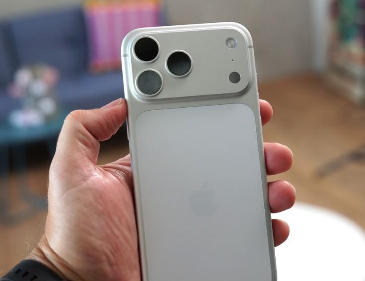 Kamera Selfie iPhone Air Jadi Senjata Andalan, Ini Bedanya