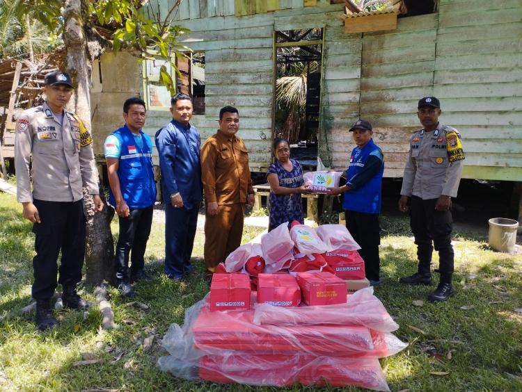 Dinsos Lingga Salurkan Bantuan Logistik untuk Korban Kebakaran di Desa Teluk