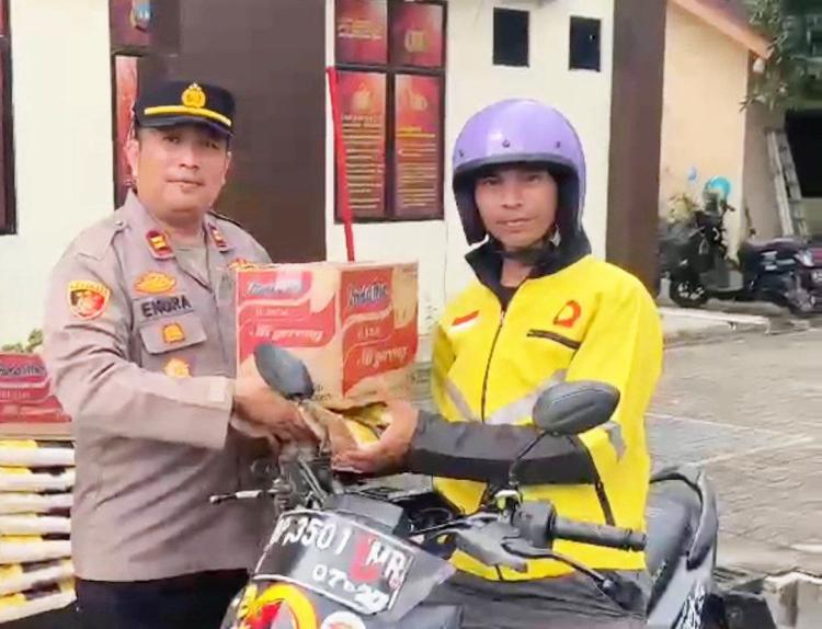Para Driver Ojol di Bengkong Ini Dapat Bantuan Sembako Tak Terduga
