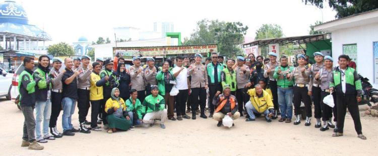 Propam Polda Kepri Gelar Jumat Berkah, Beri 250 Nasi Kotak untuk Driver Ojol di Batam