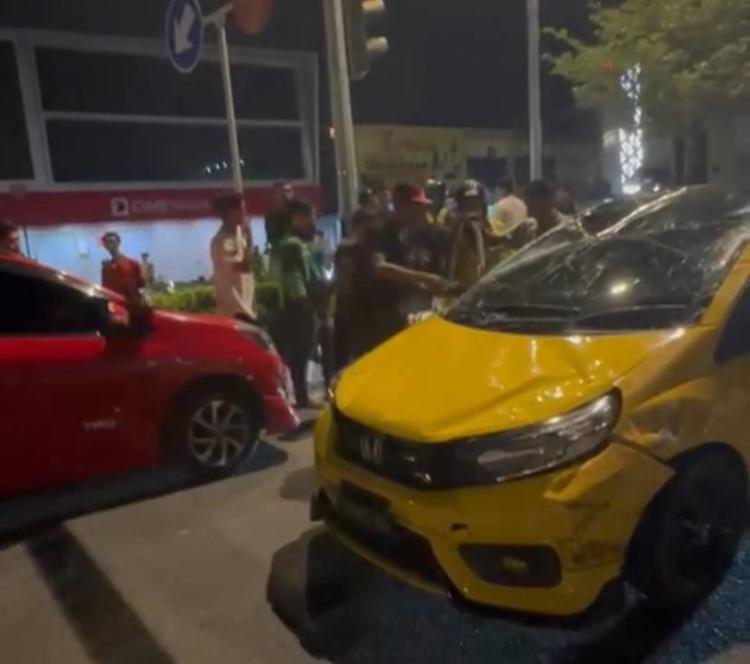 Mobil Kuning Nabrak Hingga Terbalik, Diduga Ngebut