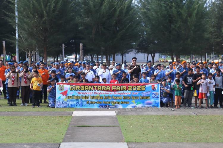 Ribuan Pesawat Kertas Hiasi Langit Natuna dalam Dirgantara Fair 2025