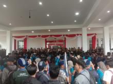 Demo Mahasiswa Kepri di DPRD Ricuh, Berusaha Terobos Gedung