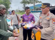 Polsek Sekupang Gelar `Razia Perut Lapar`, Bagikan Beras untuk Warga Kurang Mampu