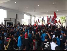 Ratusan Mahasiswa Kepri Geruduk DPRD, Suarakan 13 Tuntutan dalam Aksi `Kepri Menggugat`