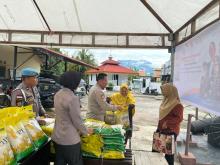 Polsek Daik Lingga dan Bulog Gelar Gerakan Pangan Murah, Beras dan Minyak Goreng Diserbu Warga