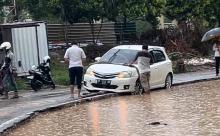 Dua Mobil Terperosok di Galian Proyek Islamic Center Batam Akibat Banjir