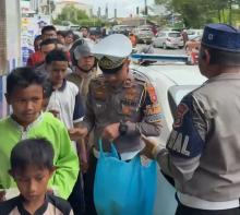 Satlantas Polresta Barelang Gelar Jumat Berkah, Bagikan Makanan untuk Ojol dan Warga