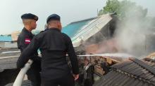 Kebakaran Rumah di Batam Rugikan Rp320 Juta, Brimob Kerahkan Water Canon
