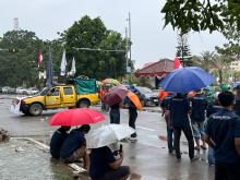 Meski Diguyur Hujan, Ratusan Driver Online Gelar Demo di Kantor Wali Kota Batam