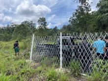 Pickup Tabrak Motor dan Pagar Pembatas di Temiang, Pemotor Nyaris Celaka