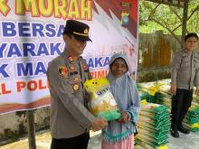 Polsek Meral Salurkan 1.500 Karung Beras Murah untuk Warga Karimun