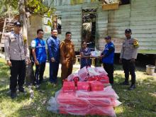 Dinsos Lingga Salurkan Bantuan Logistik untuk Korban Kebakaran di Desa Teluk