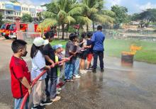 Belajar Damkar di Sungai Panas: Dari Teori Hingga Praktek Padamkan Api