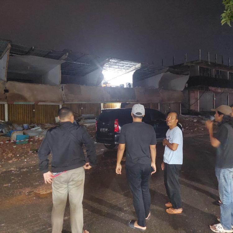 BreakingNews: 7 Ruko di Devin Premier Sekupang Runtuh!