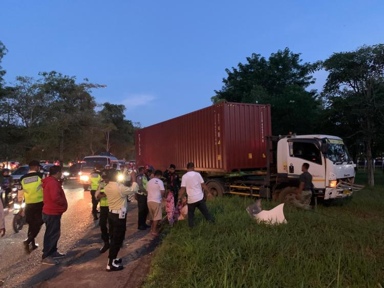 BreakingNews: Truk Kontainer Diduga Rem Blong di Batam, Sedan Jadi Korban
