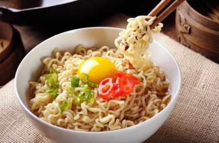 Jangan Sembarangan! Ini 4 Makanan yang Sebaiknya Tidak Dikonsumsi Bersamaan dengan Mi Instan
