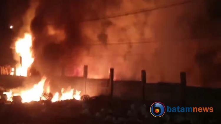 Kebakaran Hebat Lahap Tumpukan Sampah dan Kabel Listrik di Sekitar Pasar Jodoh Batam