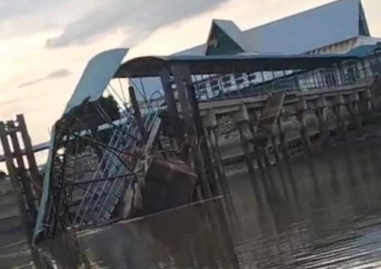 Cuaca Buruk Terjang Karimun, Ponton di Dermaga Tanjung Makom Ambruk Dihantam Gelombang dan Angin Kencang