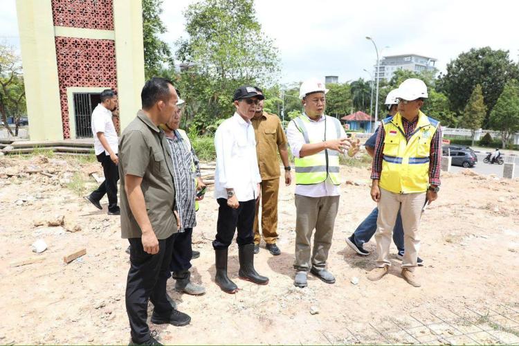 Wali Kota Batam Tinjau Progres Pembangunan Masjid Agung Raja Hamidah, Pastikan Sesuai Desain dan Tepat Waktu