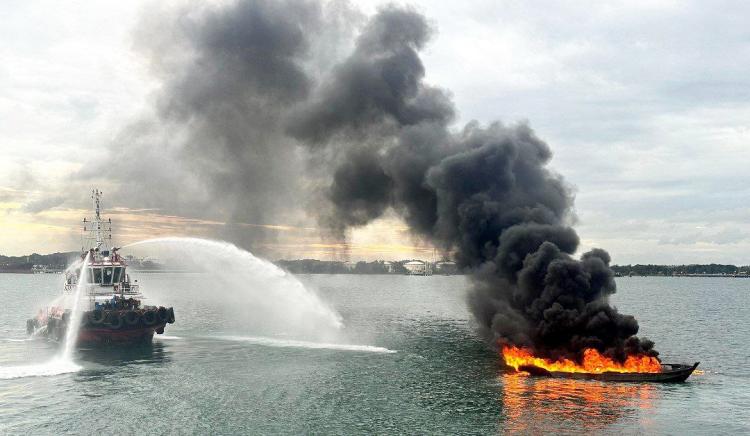 Kapal Motor Terbakar di Selat Riau, KN Sarotama Padamkan Api dan Cari Awak Kapal yang Hilang